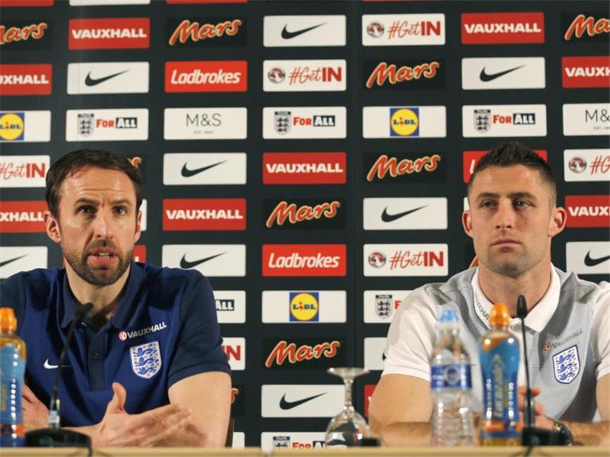 Cahill ist Englands Kapitän gegen das DFB-Team Englands Coach Gareth Southgate (l) und Gary Cahill bei der Pressekonferenz in Essen. Foto: Ina Fassbender