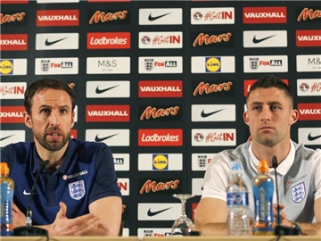 Englands Coach Gareth Southgate (l) und Gary Cahill bei der Pressekonferenz in Essen. Foto: Ina Fassbender
