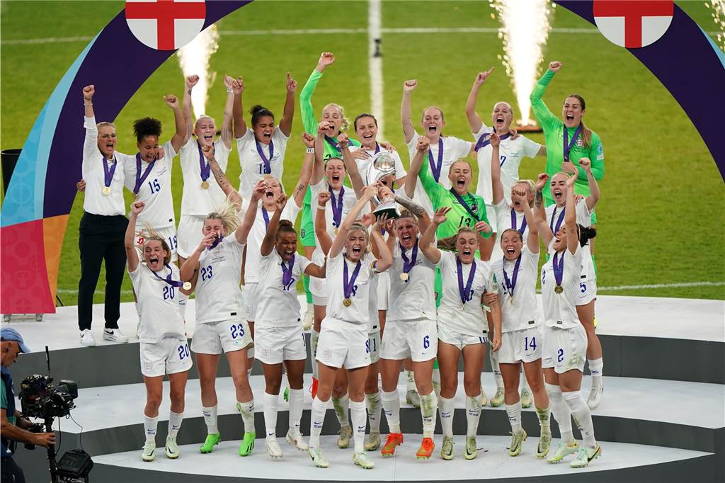 England feiert: Traumreise der DFB-Fußballerinnen endet in Wembley – „Tut einfach nur weh“ Englands Fußballerinnen feiern.