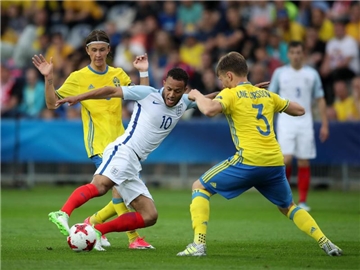 Englands Lewis Baker (M) kämpft gegen zwei Schweden um den Ball. Foto: Nick Potts