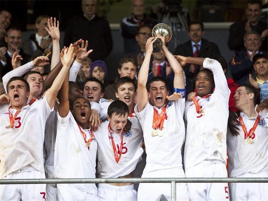 Englands Fußballer gewinnen Titel bei U 17-EM Englands U17-Nationalspieler feiern den Gewinn der Europameisterschaft.