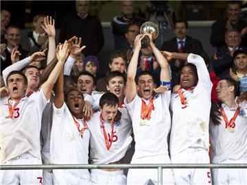 Englands U17-Nationalspieler feiern den Gewinn der Europameisterschaft.