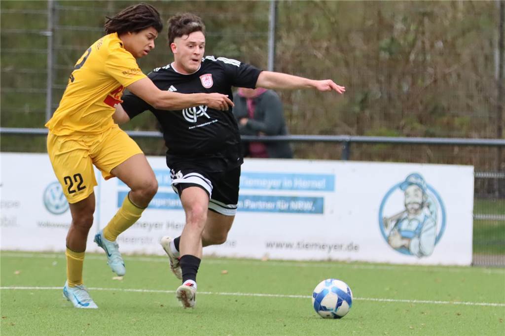 Lüner SV spielt beim FC Iserlohn eine „perfekte zweite Halbzeit“ Enis Delija im Dribbling.