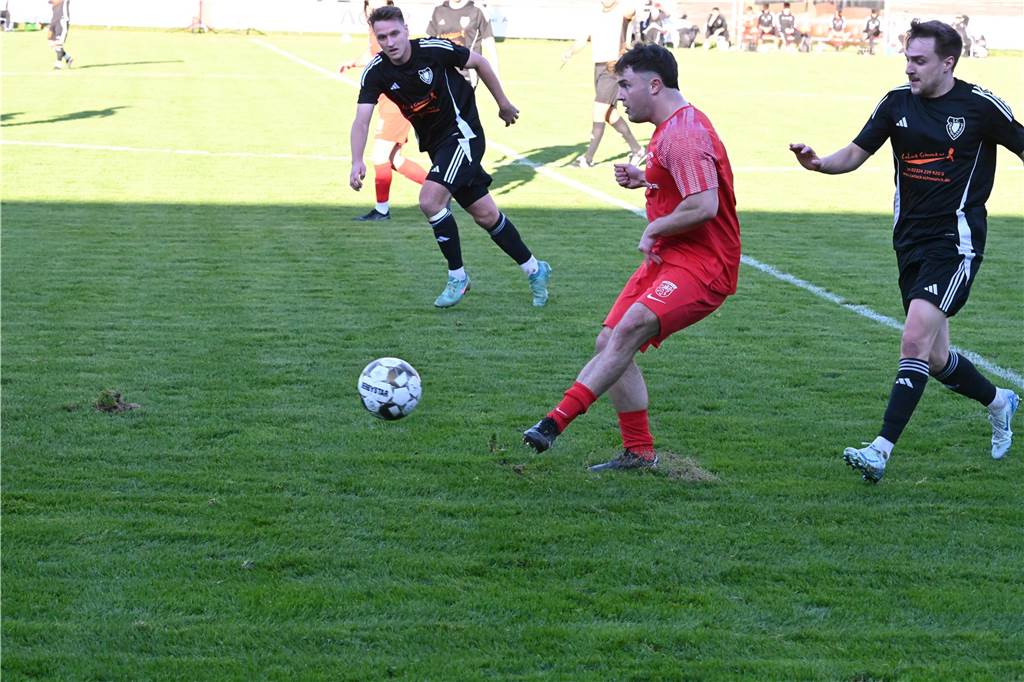 Hat der Lüner SV noch Chancen auf den Klassenerhalt - Rückblick macht Mut Enis Delija vom Lüner SV schießt einen Ball.