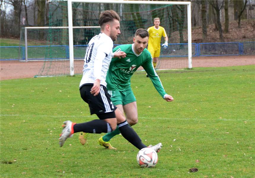 TuS Haltern will die Englische Woche krönen eniz Batman (l.), hier im Zweikampf mit Hassels Daniel Bertram, machte im Halterner Mittelfeld ein gutes Spiel, musste aber diesmal vor allem in der ersten Hälfte deutlich mehr Defensivarbeit verrichten als üblich.
