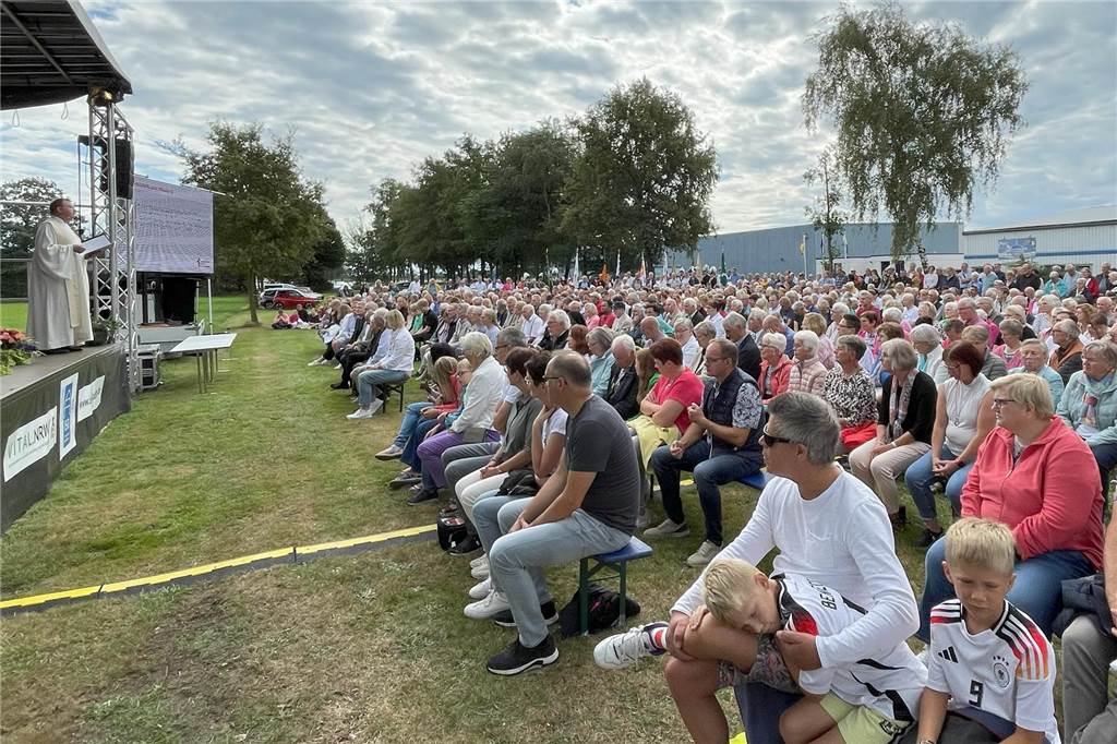 Enorm war die Resonanz auf den Open-Air-Gottesdienst, mit dem symbolisch der Start des Pastoralen Raumes SVS erfolgte. 