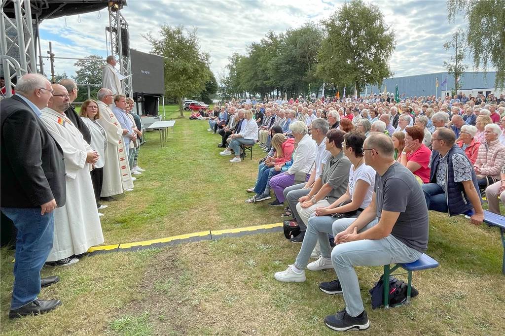 Enorm war die Resonanz auf den Open-Air-Gottesdienst, mit dem symbolisch der Start des Pastoralen Raumes SVS erfolgte. 