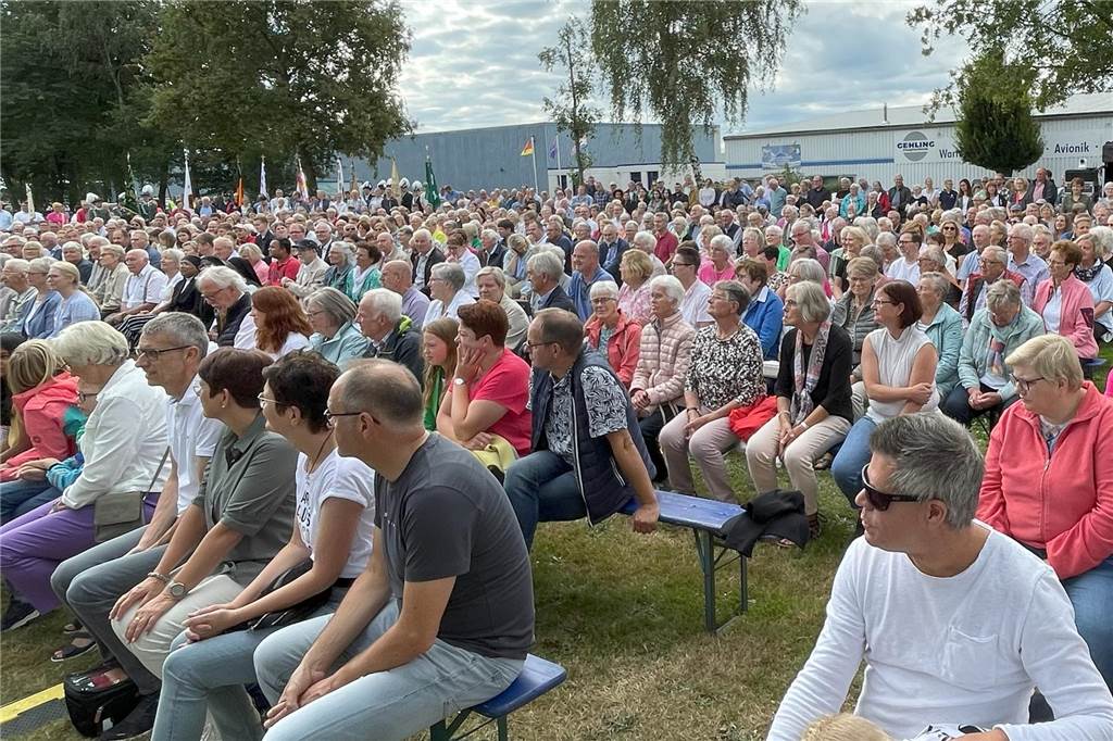 Enorm war die Resonanz auf den Open-Air-Gottesdienst, mit dem symbolisch der Start des Pastoralen Raumes SVS erfolgte. 