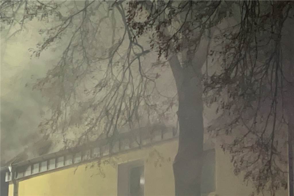 Sporthalle der Viktoriaschule nach Großbrand „massiv einsturzgefährdet“ Enorme Rauchschwaden bildeten sich über der Turnhalle.