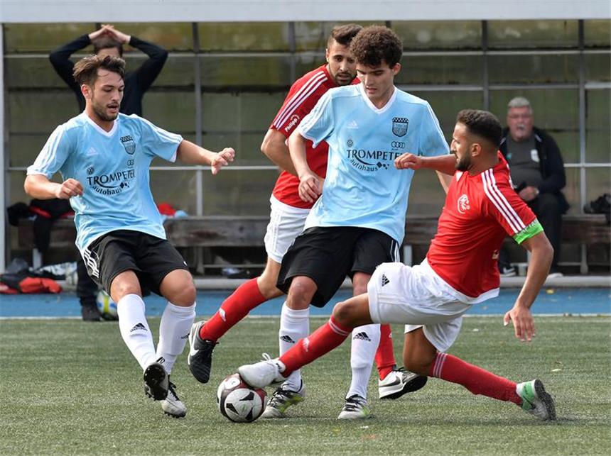 Brambauer selbstbewusst / Wethmar muss punkten Enrico Christal (l.), hier mit Andreas Lieder (3.v.l.) im Spiel gegen Hannibal, steht Brambauer nach einer Zerrung wieder zur Verfügung.