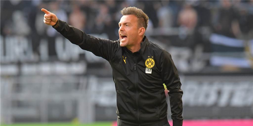 BVB-U23: Das ist der Stand bei der Kaderplanung und der Vorbereitung Trainer Enrico Maaßen gestikuliert am Spielfeldrand.