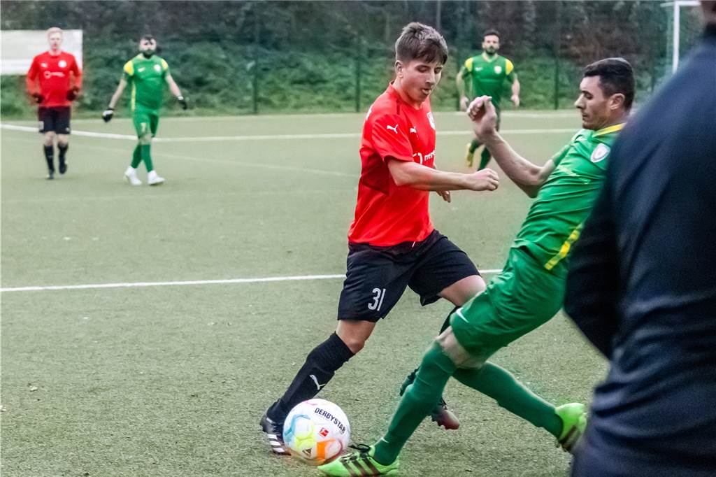 Enrico Mertens (l.) spielt eine starke Runde bei Westfalia Huckarde.