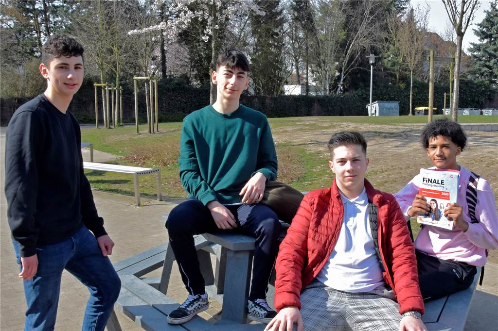 Marga-Spiegel-Schule: Während Lehrer Pläne schmieden, bleiben Schüler daheim Ensar, Demir, Mustafa und Wesley (alle 10. Klasse) sehen die Schließung ihrer Schule eher kritisch. Nach den Osterferien stehen einige Prüfungen an. Dafür müssen sie nun selbstständig lernen.