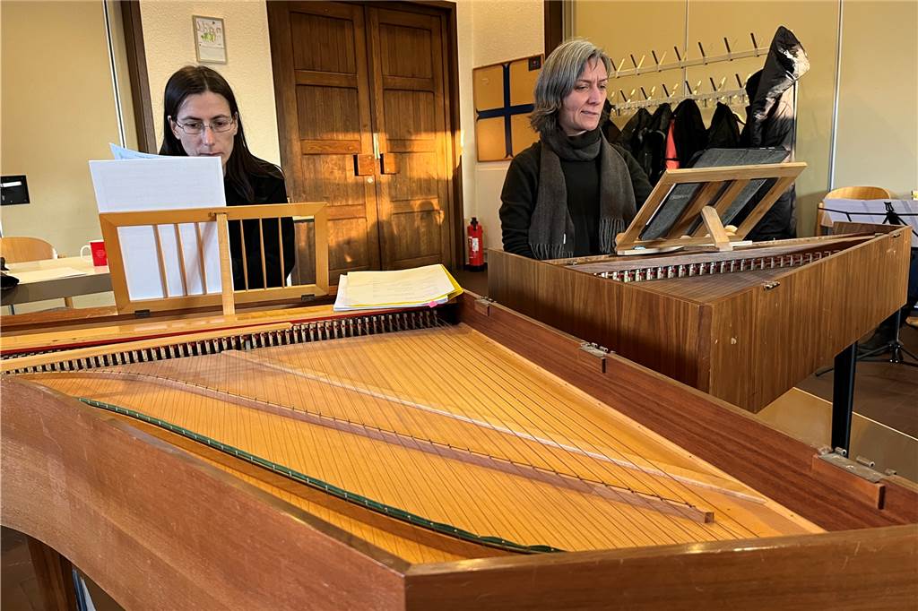 Wie klang Musik vor 500 Jahren? Embiscara reist in die Vergangenheit Ensemble-Leiterin Ada Tanir (r.) sitzt am Spinett, Franziska Träger am Cembalo