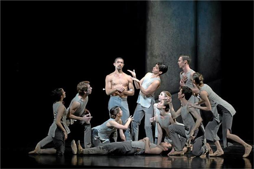 Bridget Breiners sinnliche Choreografie über Gefühle Ensembleszene aus dem Ballettabend „The Vital Unrest“ von Bridget Breiner im Musiktheater im Revier