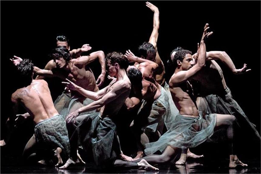 Ein Tanzabend der Gegensätze Ensembleszene aus der dynamischen Choreografie „Antitesi“ von Andonis Foniadakis.