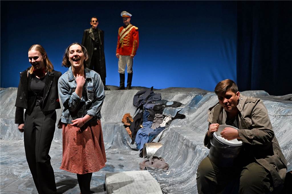 Ein armer Teufel in einer kranken, boshaften Welt Das "Woyzeck"-Ensemble