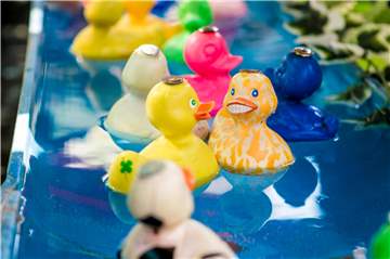 Enten angeln kann man auch zu Hause – das ist auch in der Corona-Pandemie erlaubt.