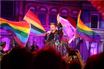 Entertainer Jörg Schlösser und die Terrortucken, deren Vorsitzender der Musiker ist, singen den Regenbogen-Song: Das war bei der Aids-Gala 2018. Die im November 2019 wird noch größer und bunter - denn es ist die 20. Auflage.