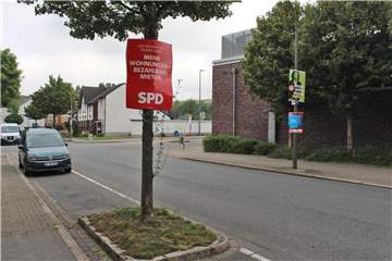 Entgegen der Vorschriften hing am Donnerstag (16.9.) das SPD-Wahlplakat weiterhin an einem Baum an der Huckarder Allee.