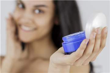 Enthält eine Creme Liposome, dann eignet sie sich besonders gut bei trockener Haut. Foto: Monique Wüstenhagen