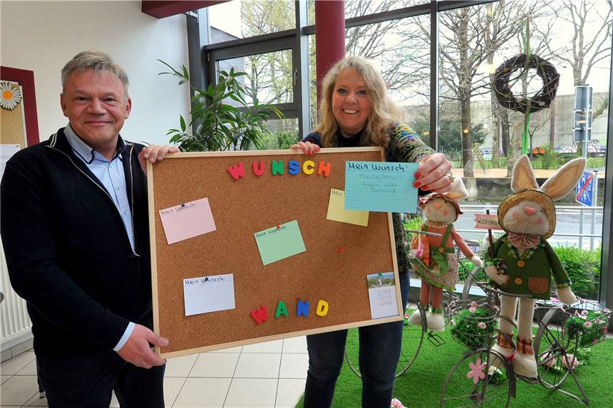 Bewohner des Hauses am Stadtpark können ihre Wünsche an eine Wunschwand hängen Enthüllung der Wunschwand im Haus am Stadtpark durch Einrichtungsleiter Jörg Becker und Initiatorin Bianca Dausend.