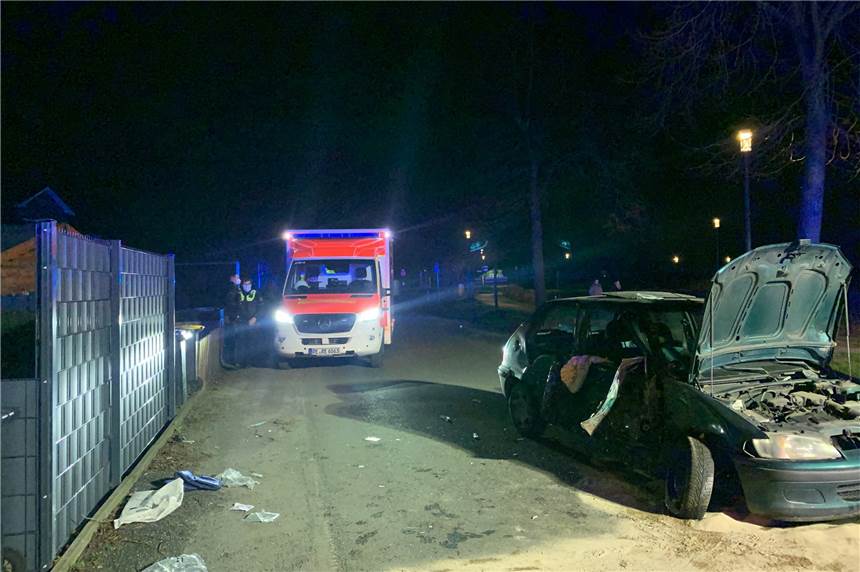 Henrichenburger von Riesen-Knall aufgeschreckt: Auto kollidierte mit Baum Entlang der Freiheitstraße in Henrichenburg stehen viele Bäume. Ein Auto kollidierte am Donnerstagabend mit einem Baum.