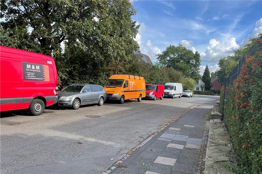 Ditib-Moschee-Pläne für Habinghorst: Jetzt spricht der Bürgermeister Entlang der Hecke dürfen Autos parken. Nur haben einige von ihnen keine Nummernschilder: Sie sind nicht zugelassen und blockieren den Parkraum für die Anwohner. Gegenüber befindet sich das Gelände der einstigen Kirche.