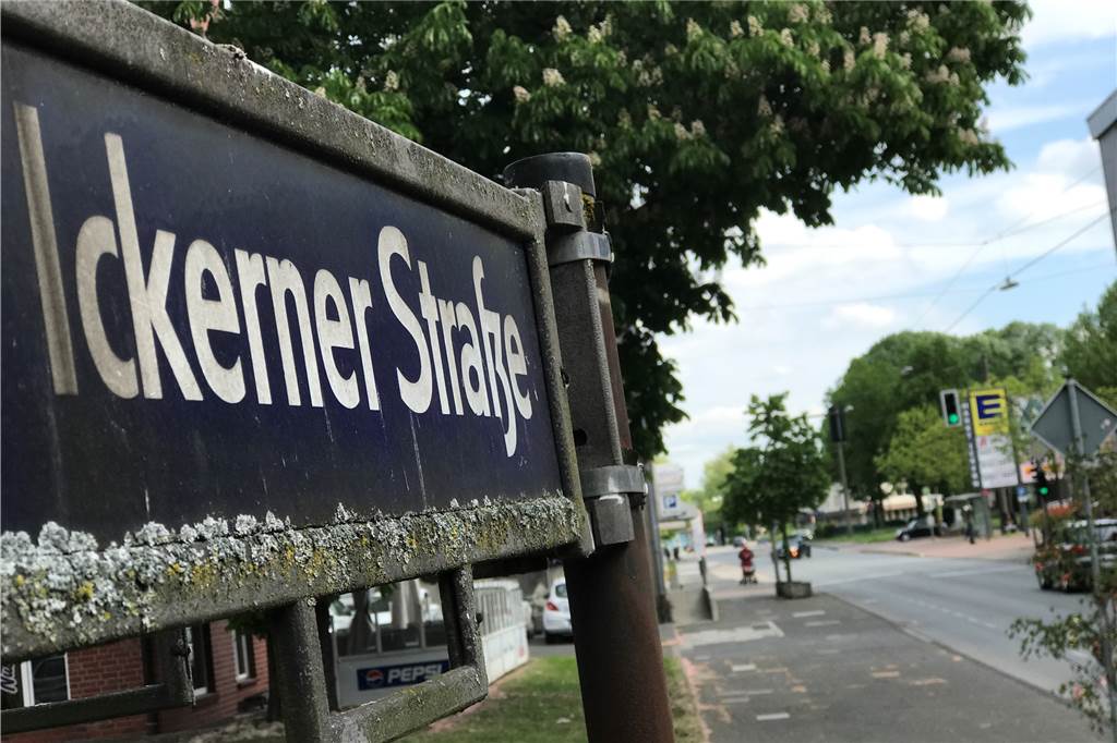 Entlang der Ickerner Straße gibt es auf mehreren Hundert Metern viele Geschäfte.