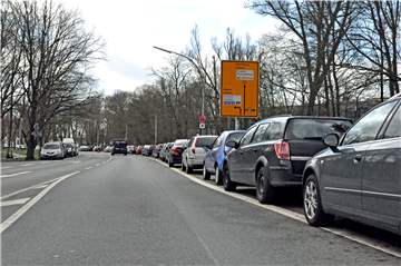 Entlang der Münsterstraße parken immer viele Besucher des Werner Weihnachtsmarktes. Der Teil der Straße rund um die Fußgängerbrücke, die ab Freitagmorgen abgerissen wird, wird am Wochenende komplett gesperrt. Sorgt das für Park-Chaos am Weihnachtsmarkt-Wochenende?