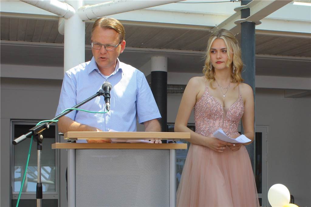 Entlass-1 (Bürgermeister Orlowski und Schülerin Lenia Schlisio) 