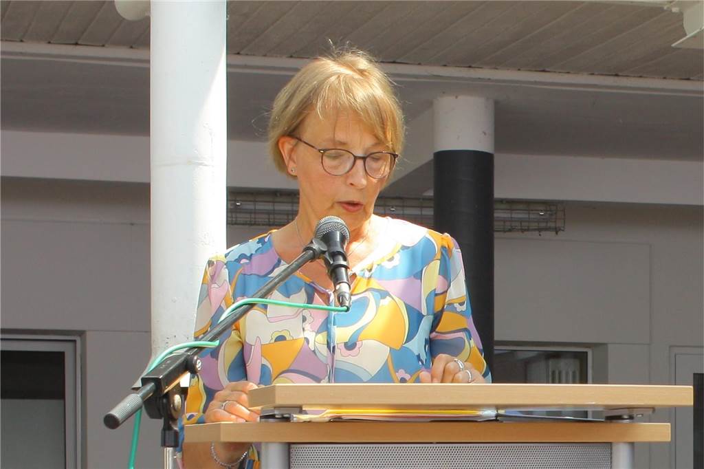 Entlass-2 (Schulleiterin Karin Vogel) 