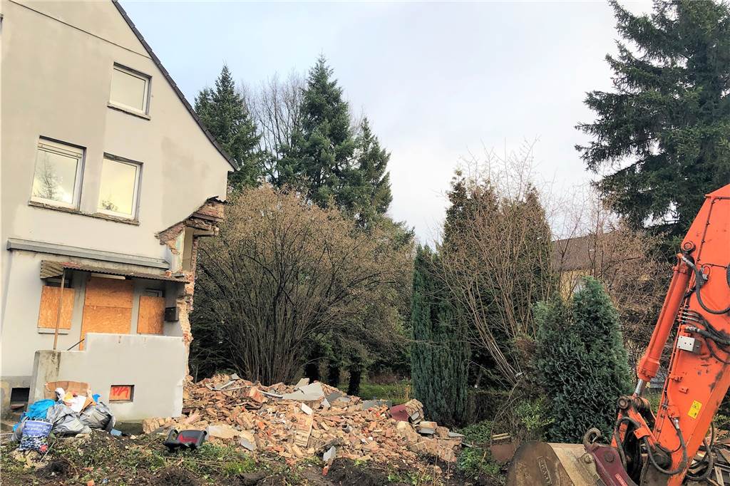 Schrott-Immobilien im Dortmunder Westen: Der Abriss hat begonnen Entrümpelung, Entkernung und ein kleinteiliger Abriss laufen bereits.
