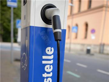 "Entscheidend ist die Kombination aus Preis, Reichweite und die Infrastruktur zum Laden - insbesondere zum Schnellladen", meint VW-Betriebsratschef Bernd Osterloh. Foto: Susann Prautsch/Archiv