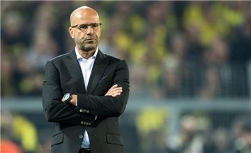Entschied sich zunächst gegen die Dreierkette: BVB-Trainer Peter Bosz. 