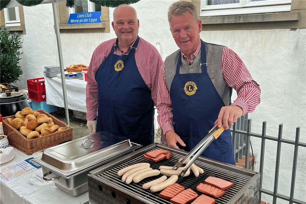 Entspannt auch die Männer am Grill.