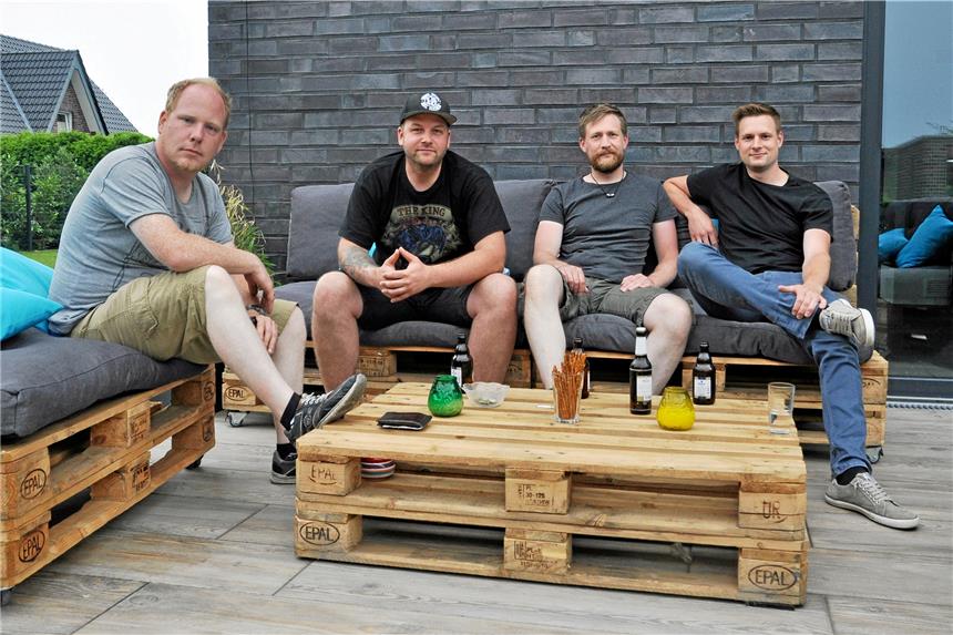 Rockwasser erfolgreich im Hier und Jetzt Entspannt auf der Terrasse in Asbeck vor einer Probe: (v.l.) Jogi, Gitarre und Gesang, Alex, Schlagzeug, Michi, Bass, und Matze, Gesang und Gitarre. von Wangenheim