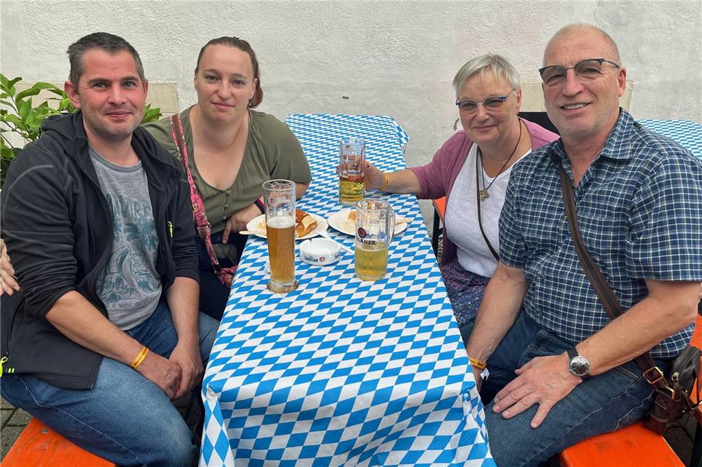 Oktoberfest 2024 am Kloster: So stimmungsvoll startete das beliebte Fest Entspannter Auftakt des Oktoberfestes 2024 am Freitagabend im Klostergarten.