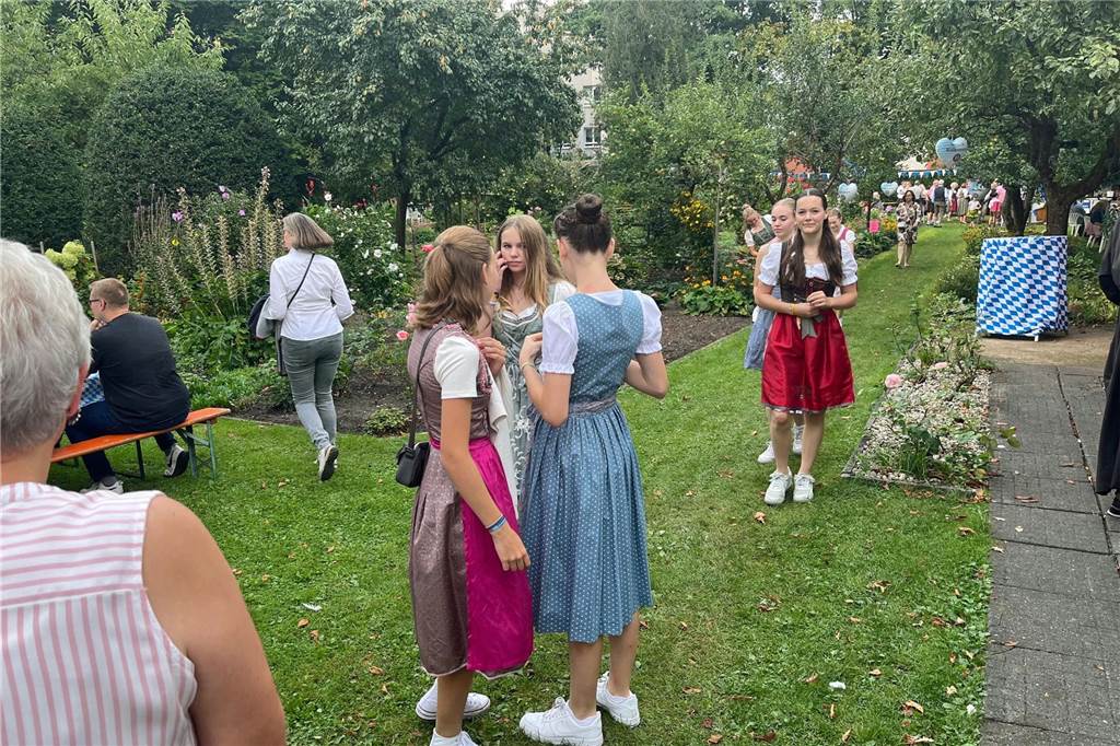 Entspannter Auftakt des Oktoberfestes 2024 am Freitagabend im Klostergarten.
