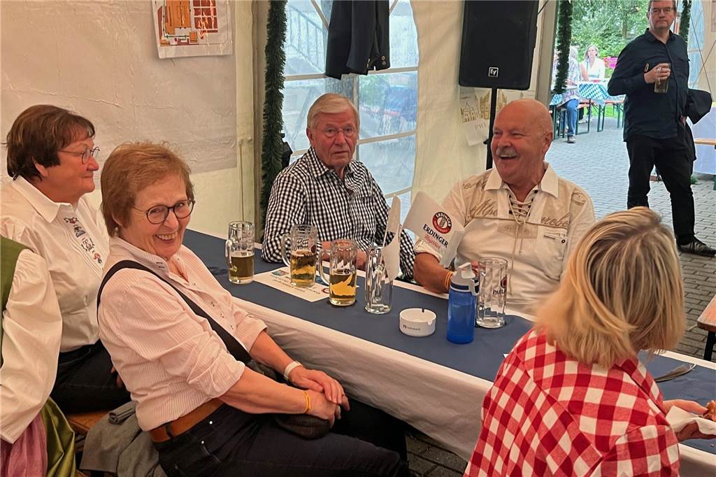 Entspannter Auftakt des Oktoberfestes 2024 am Freitagabend im Klostergarten.