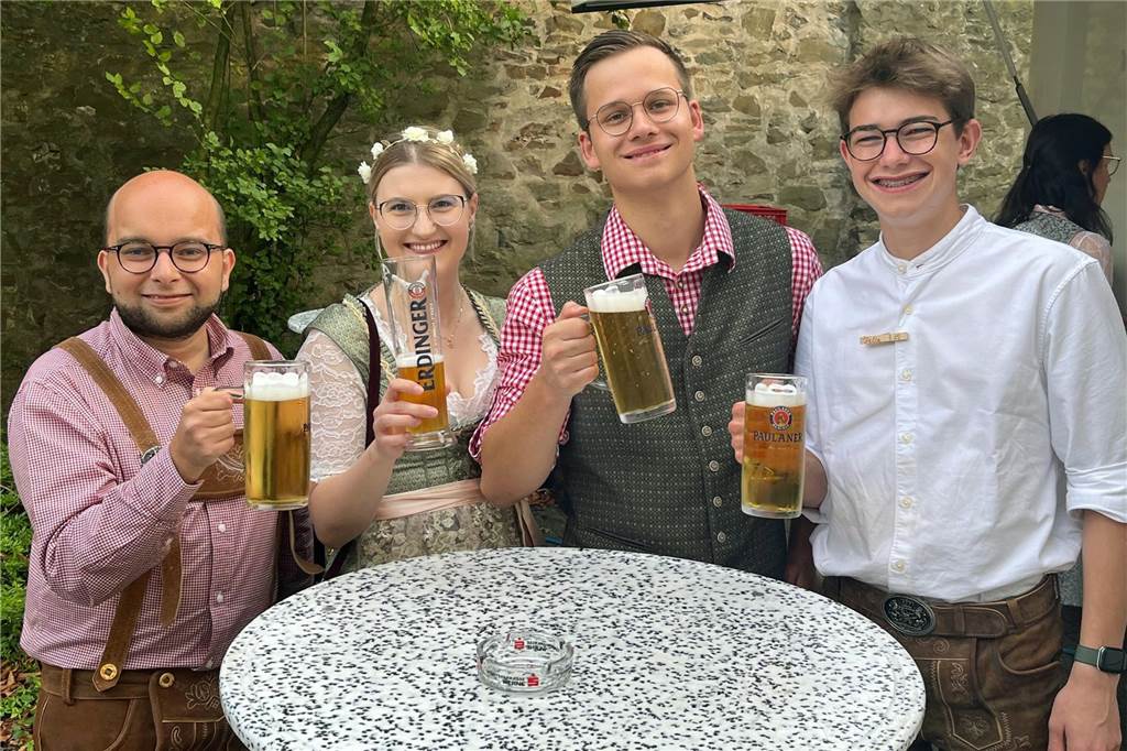 Entspannter Auftakt des Oktoberfestes 2024 am Freitagabend im Klostergarten.