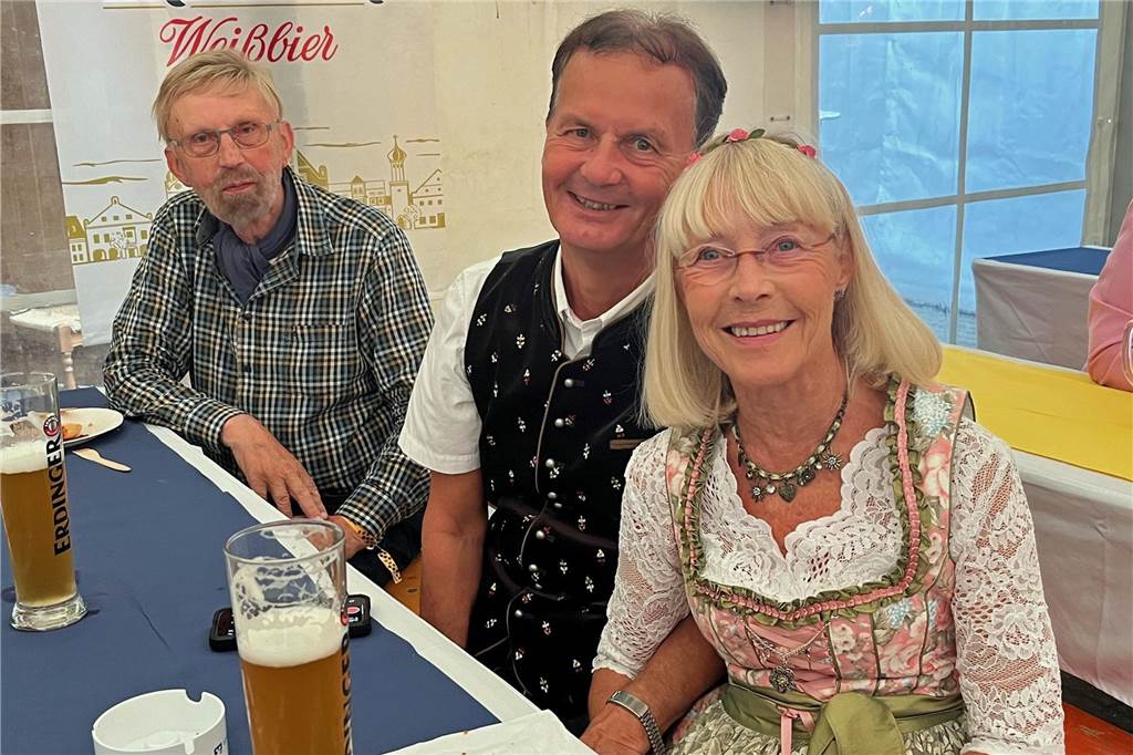 Entspannter Auftakt des Oktoberfestes 2024 am Freitagabend im Klostergarten.