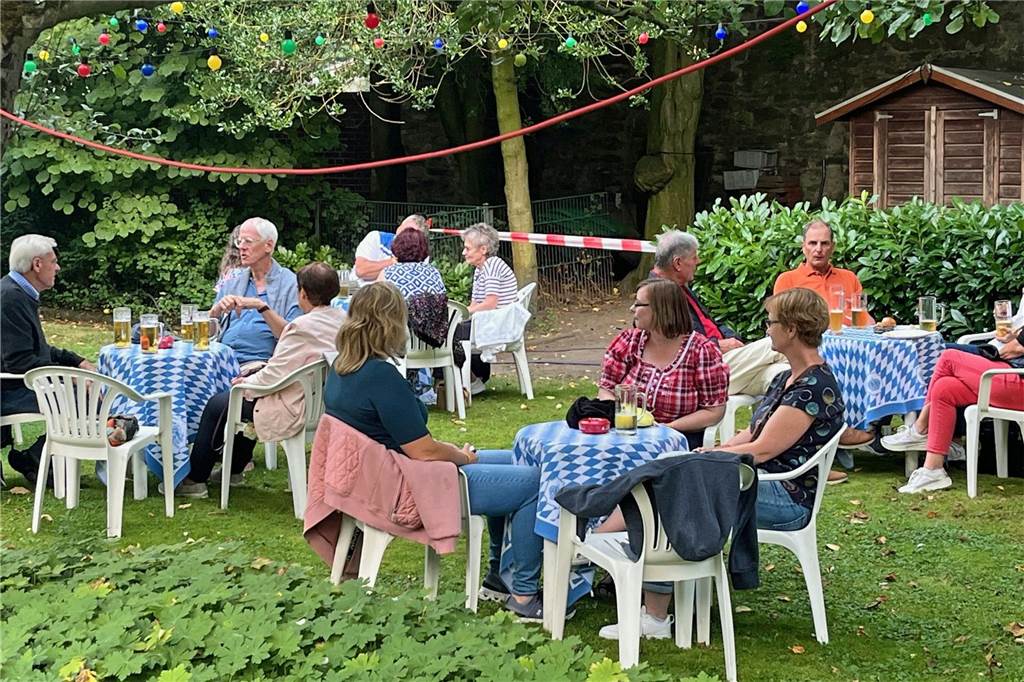 Entspannter Auftakt des Oktoberfestes 2024 am Freitagabend im Klostergarten.