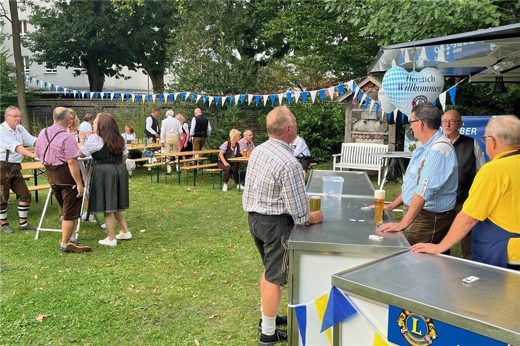 Entspannter Auftakt des Oktoberfestes 2024 am Freitagabend im Klostergarten.