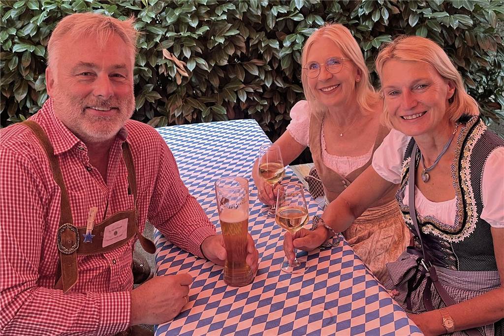 Entspannter Auftakt des Oktoberfestes 2024 am Freitagabend im Klostergarten.
