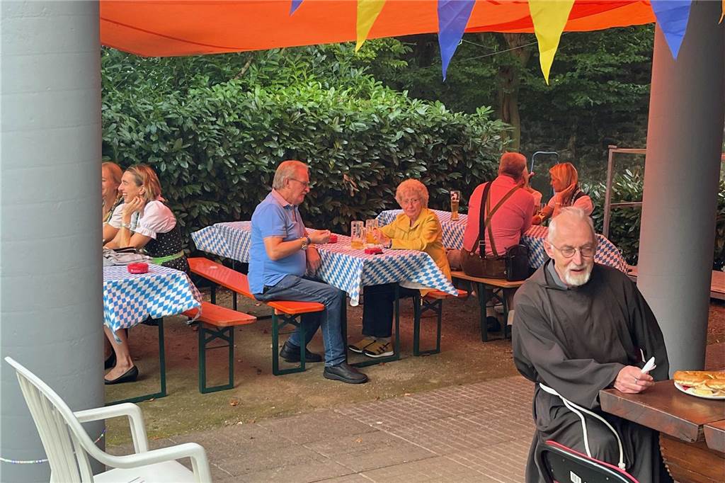 Entspannter Auftakt des Oktoberfestes 2024 am Freitagabend im Klostergarten.