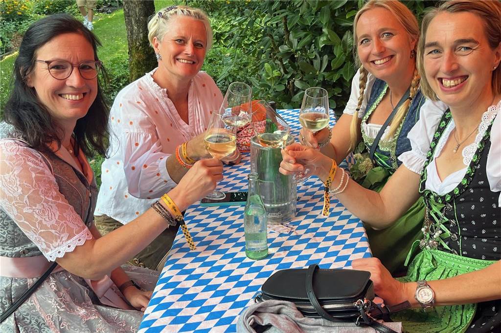 Entspannter Auftakt des Oktoberfestes 2024 am Freitagabend im Klostergarten.