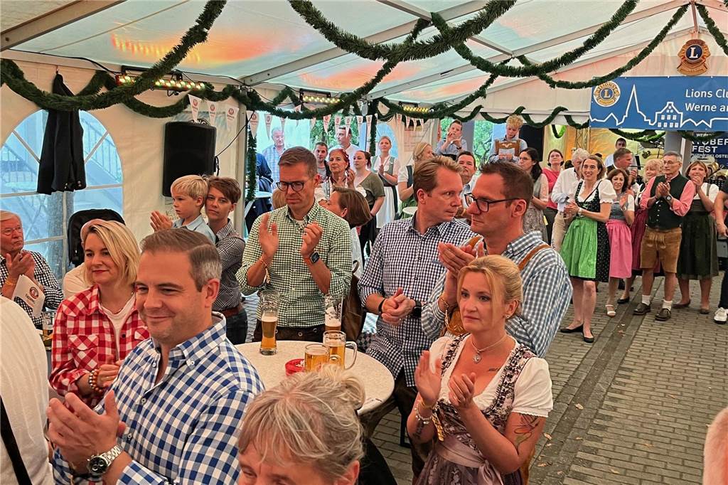 Entspannter Auftakt des Oktoberfestes 2024 am Freitagabend im Klostergarten.