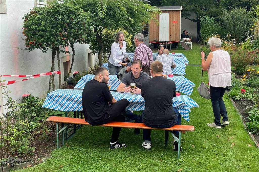 Entspannter Auftakt des Oktoberfestes 2024 am Freitagabend im Klostergarten.