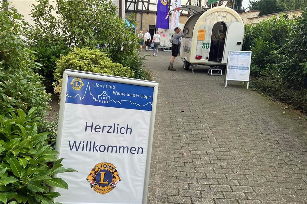 Entspannter Auftakt des Oktoberfestes 2024 am Freitagabend im Klostergarten.
